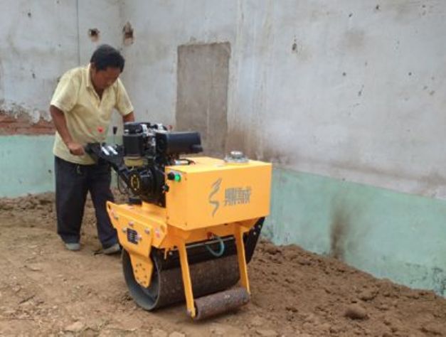 點(diǎn)擊查看詳細(xì)信息<br>標(biāo)題：手扶式單輪壓路機(jī)工作照 閱讀次數(shù)：12245