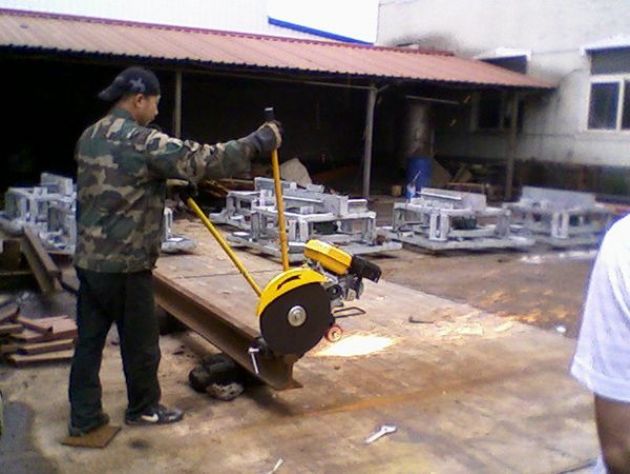 點擊查看詳細信息<br>標題：內(nèi)燃鋸軌機工作照 閱讀次數(shù)：11623