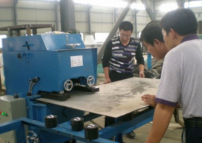 點擊查看詳細信息<br>標題：固定式平板坡口機工作照 閱讀次數(shù)：11059